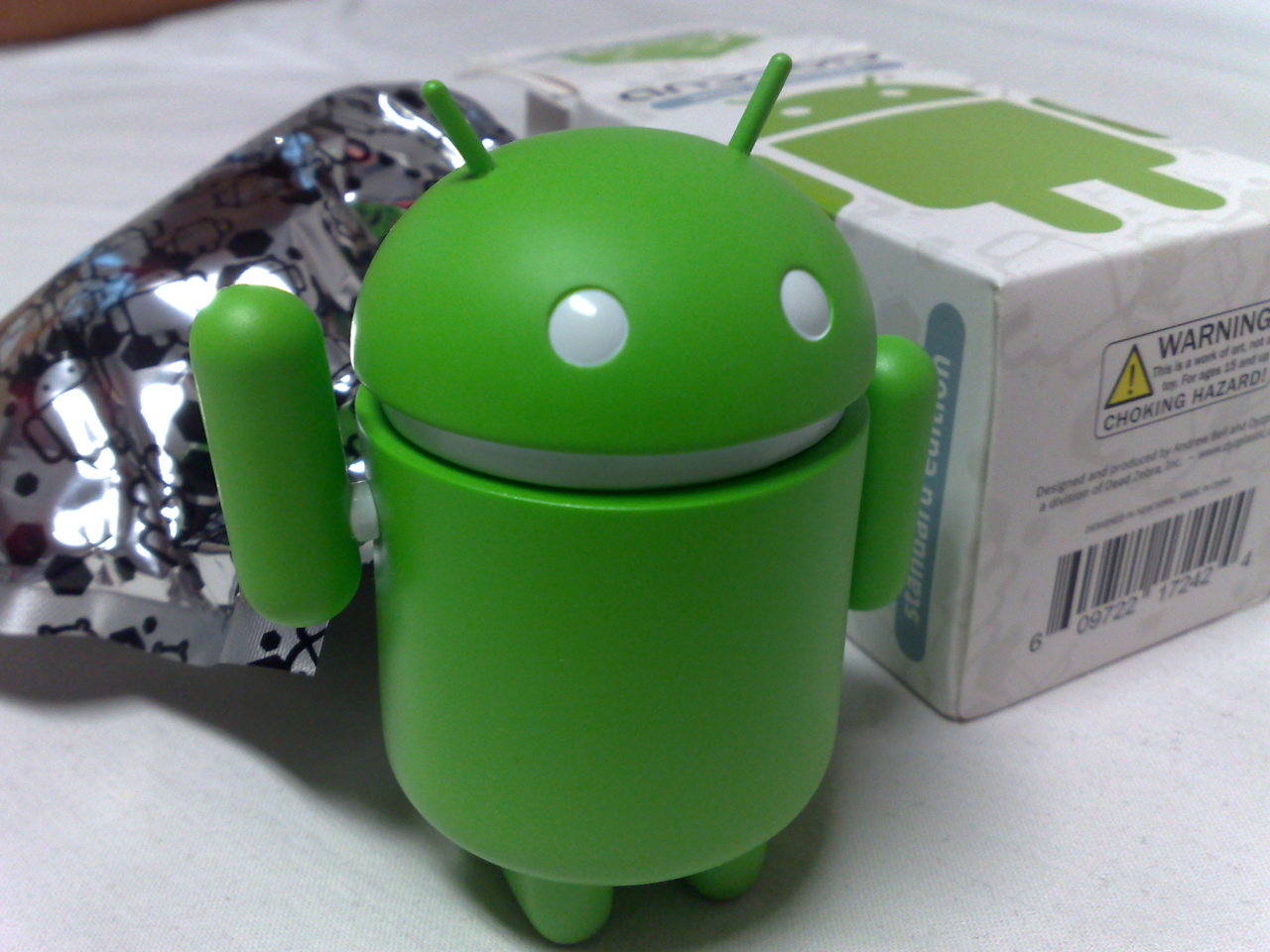 Android_green_figure_next_to_its_original_packaging 
